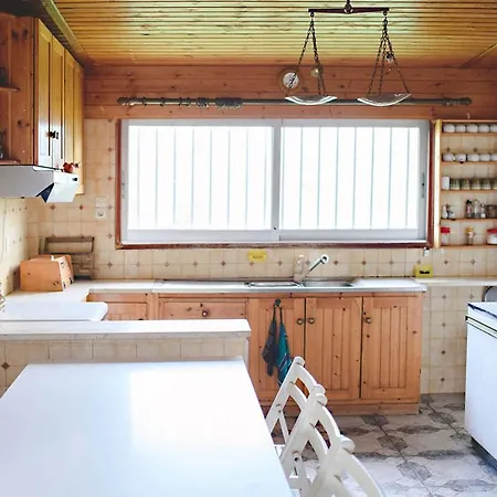 Σπίτι διακοπών Entire House With Garden, 70m From The Beach.